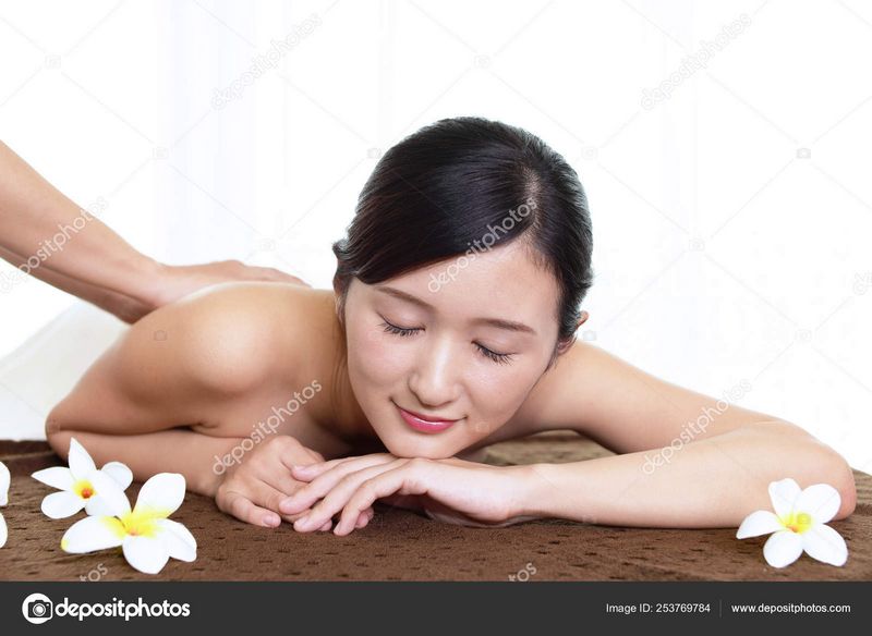 What Are the Conveniences of a Hot Stone Massage? What Are the Conveniences of a Hot Stone Massage?
